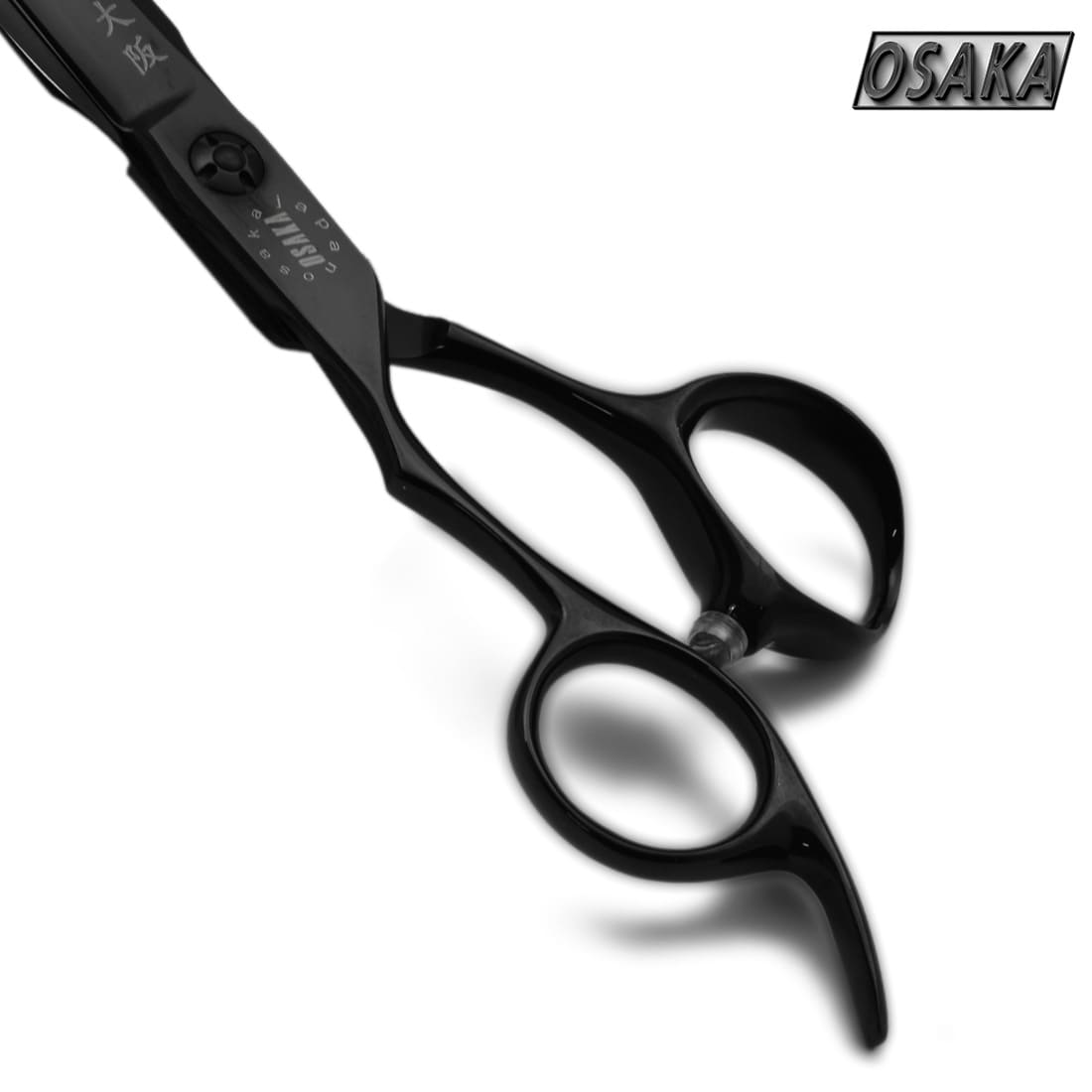 Manche ergonomique gaucher des ciseaux OSAKA noirs en gros plan
