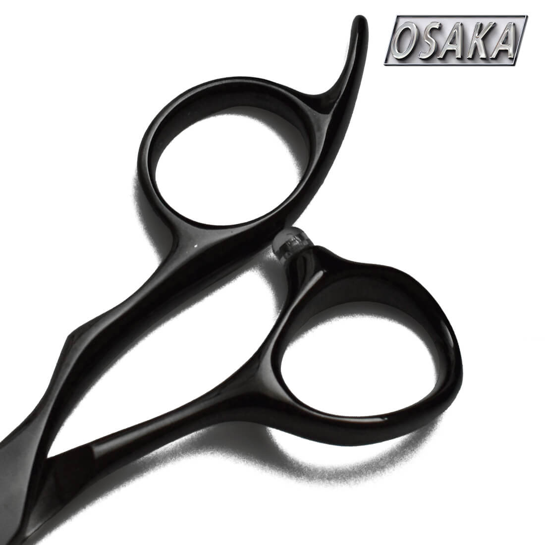 Manche des ciseaux osaka mt en noir avec un anneau cambré au niveau du pouce