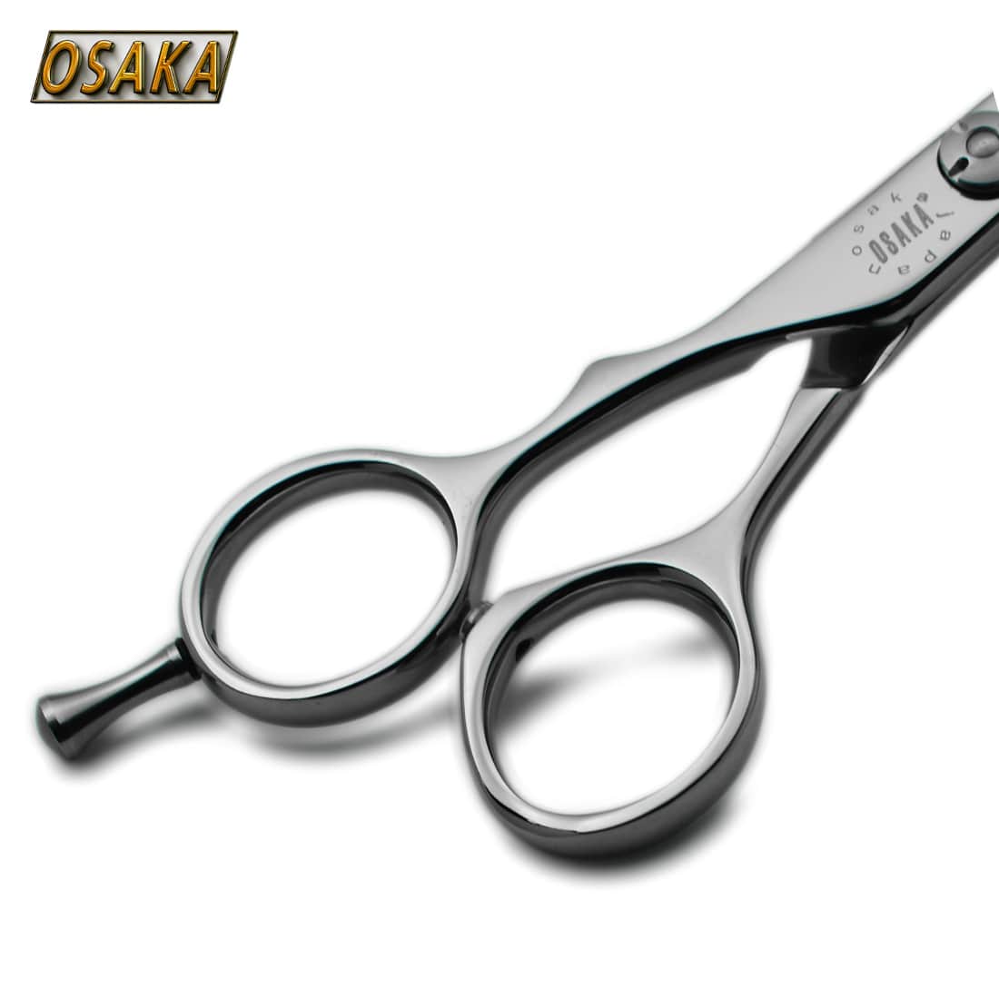 manche des ciseaux gauchers osaka nyl avec anneaux décalés pour une prise en main plus simple et intuitive. Le repose doigt est amovible.