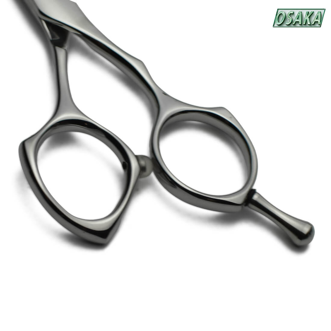 Manche des ciseaux osaka op avec un anneau du pouce cambré pour un meilleur confort d'utilisation en piquetage ou en coupe de base.