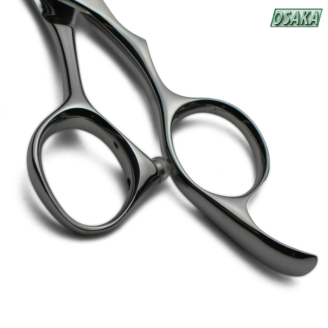 Manche des ciseaux osaka osc avec un anneau du pouce ergonomique et recourbé pour une meilleure assise et maintien du pouce.