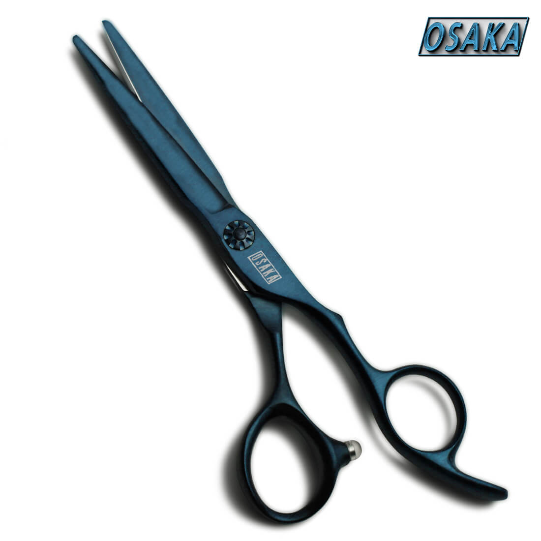Ciseaux de coiffure OSAKA SANAGI droits en finition bleue, pour coupe droite ou piquetage, équipés d’un manche ergonomique et d’une vis décorative au design unique.