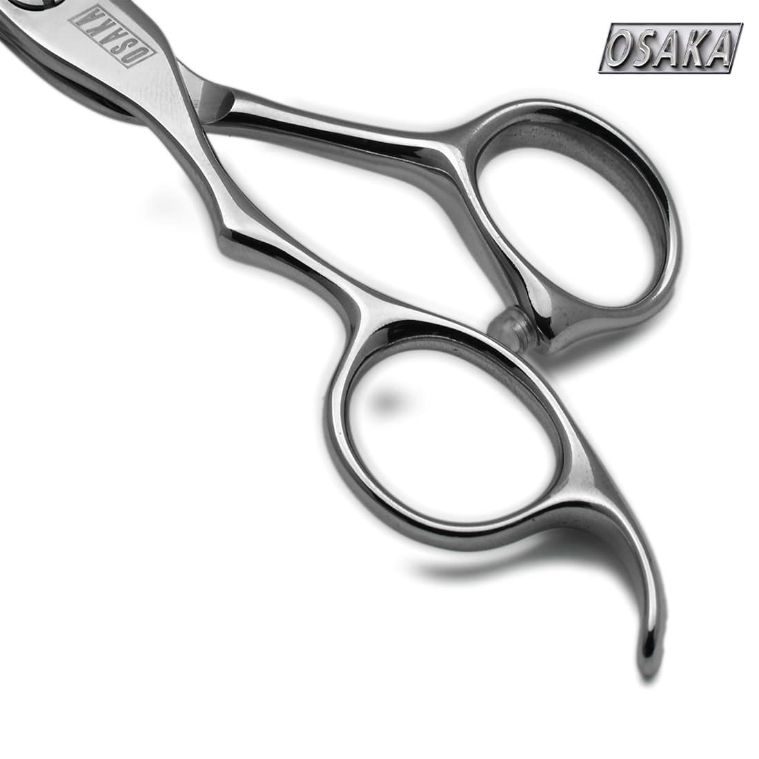 Manche ergonomique des ciseaux OSAKA ZETAL pour gauchers, avec anneaux larges et repose-doigt incurvé, finition acier poli