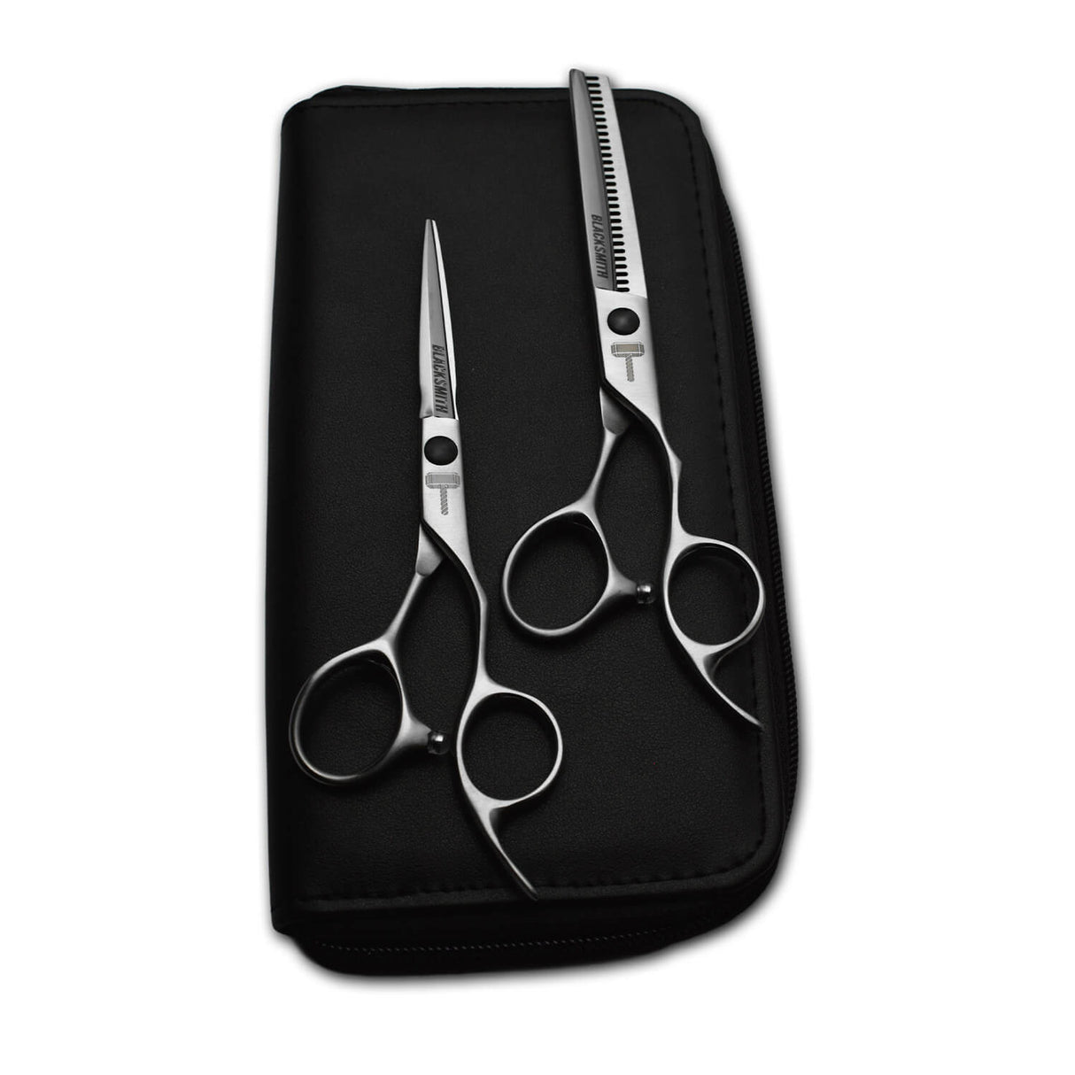 kit de 2 paires de ciseaux Blacksmith posé sur une trousse de rangement