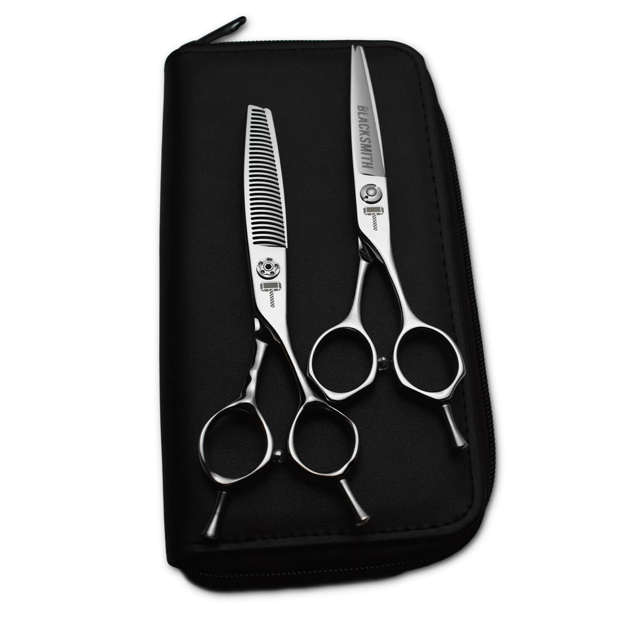 kit de 2 paires de ciseaux Blacksmith posé sur une trousse de rangement