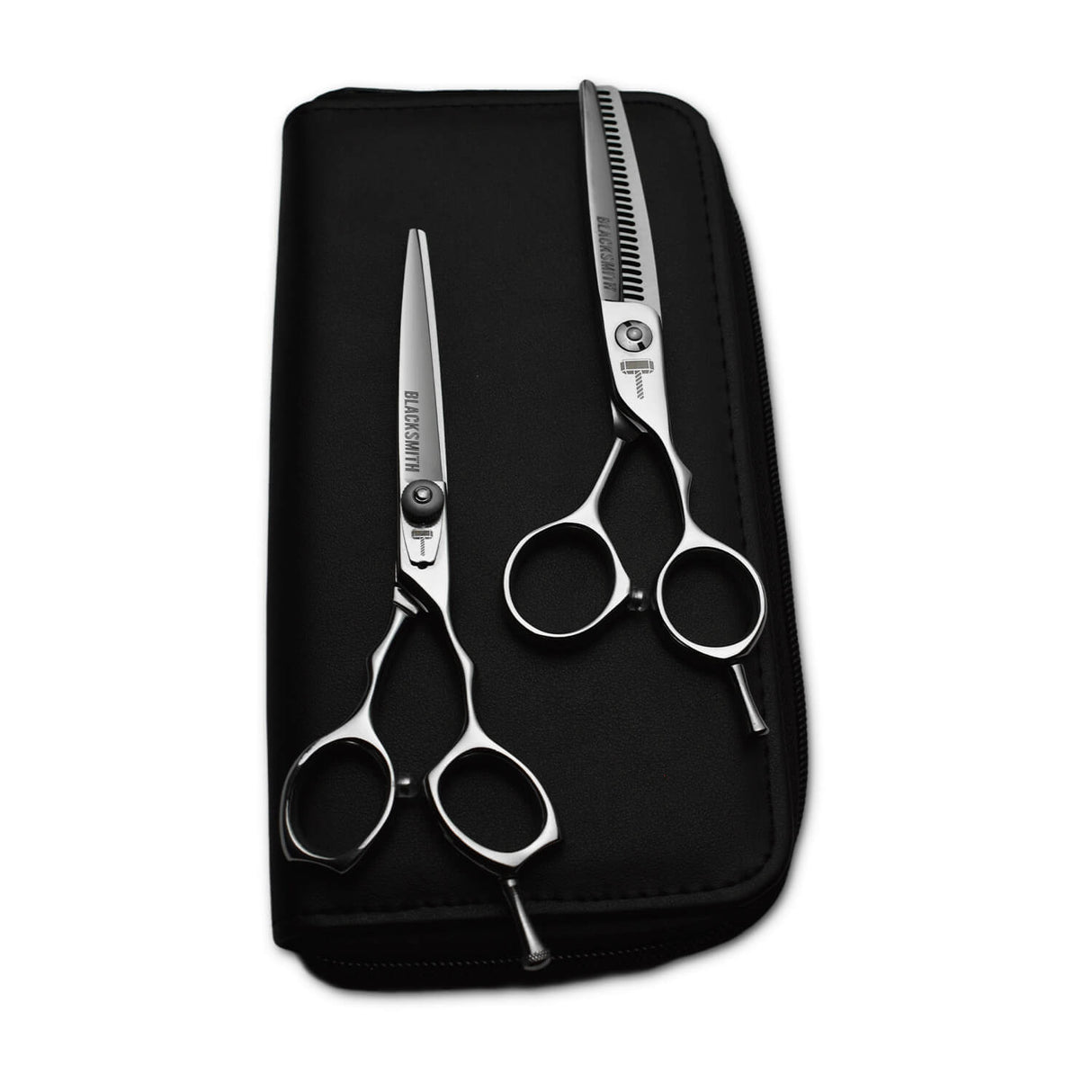 kit de 2 paires de ciseaux Blacksmith posé sur une trousse de rangement