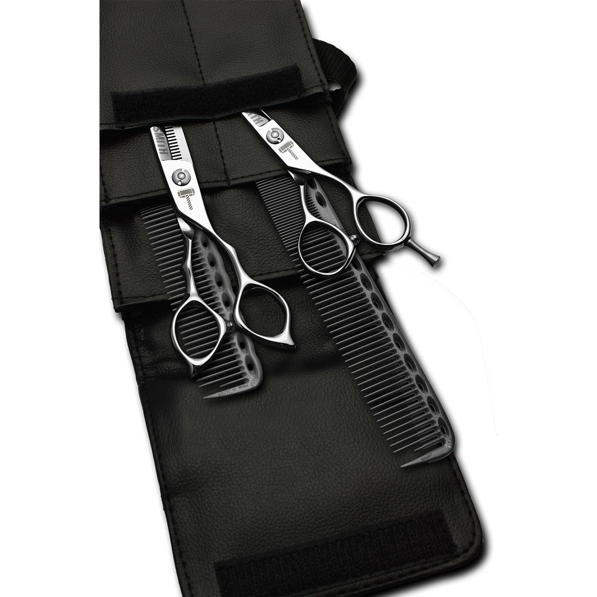 pack de ciseaux blacksmith avec 2 peignes yspark noirs ys334 et ys335 et une trousse de rangement