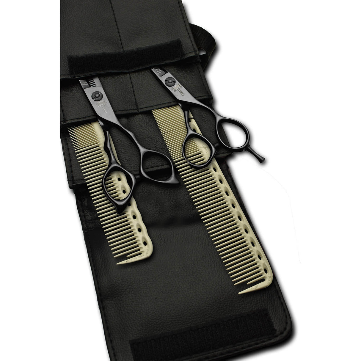 pack de ciseaux noirs blacksmith avec 2 peignes yspark blancs ys334 et ys335 et une trousse de rangement