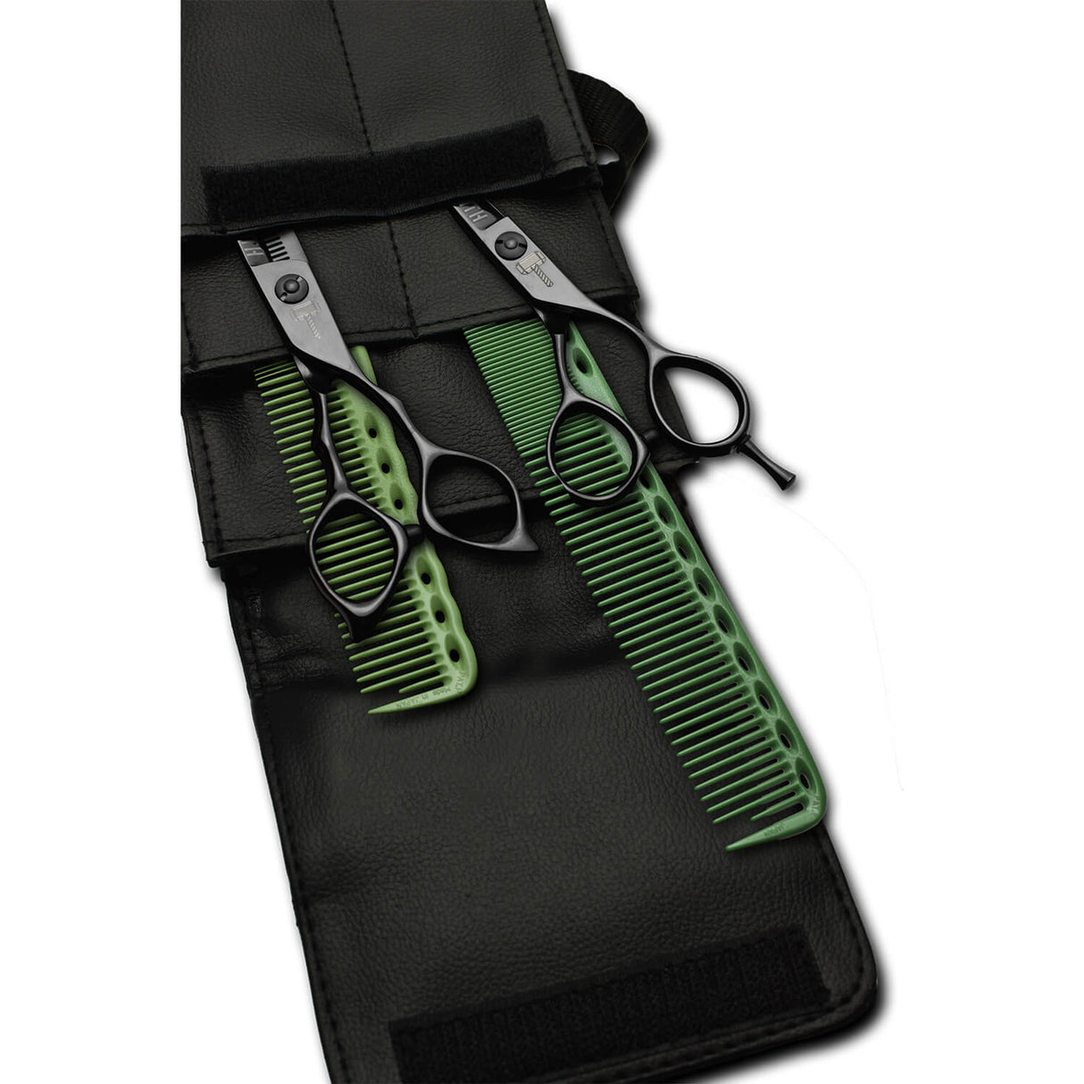pack de ciseaux noirs blacksmith avec 2 peignes yspark vert ys334 et ys335 et une trousse de rangement