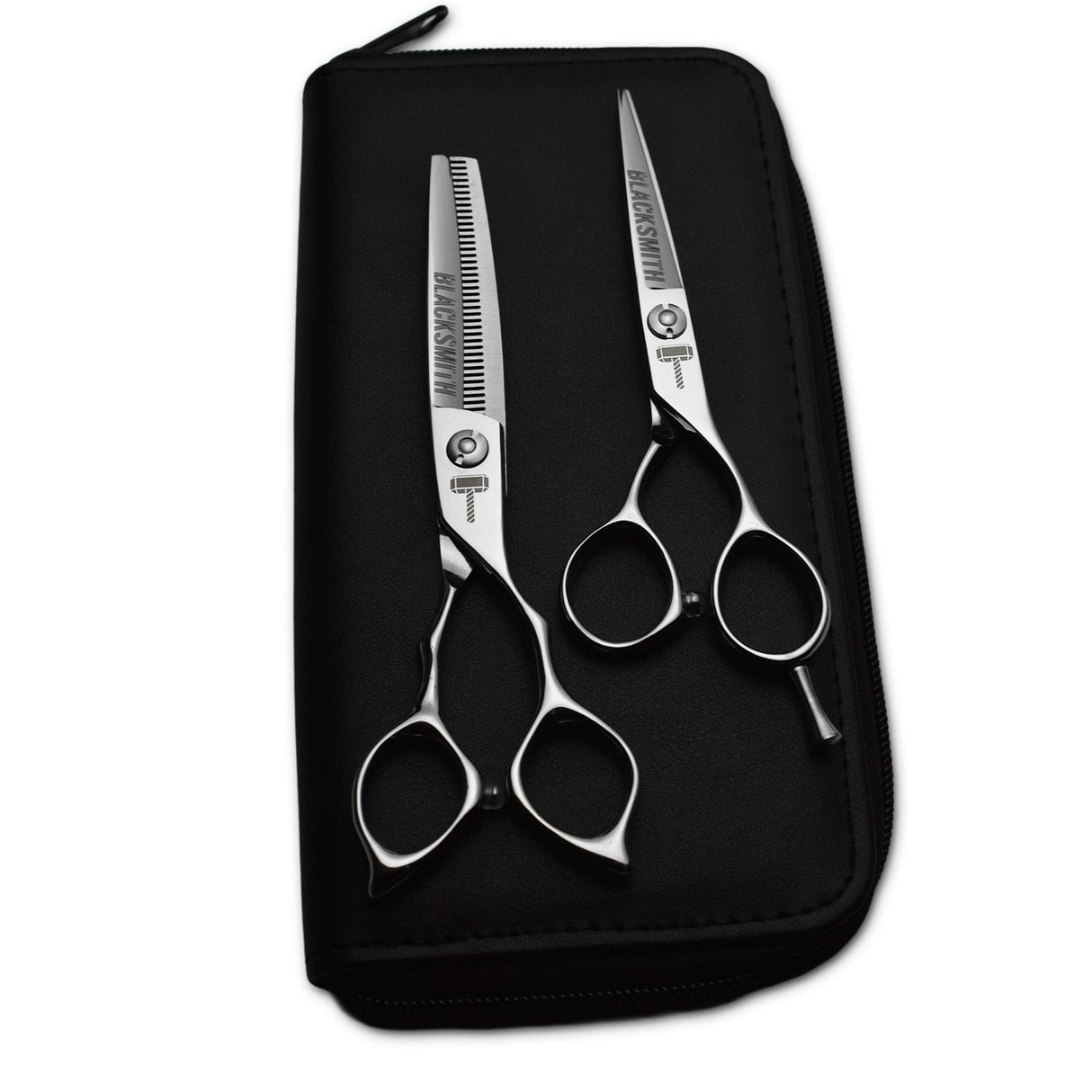 kit de 2 paires de ciseaux Blacksmith posé sur une trousse de rangement