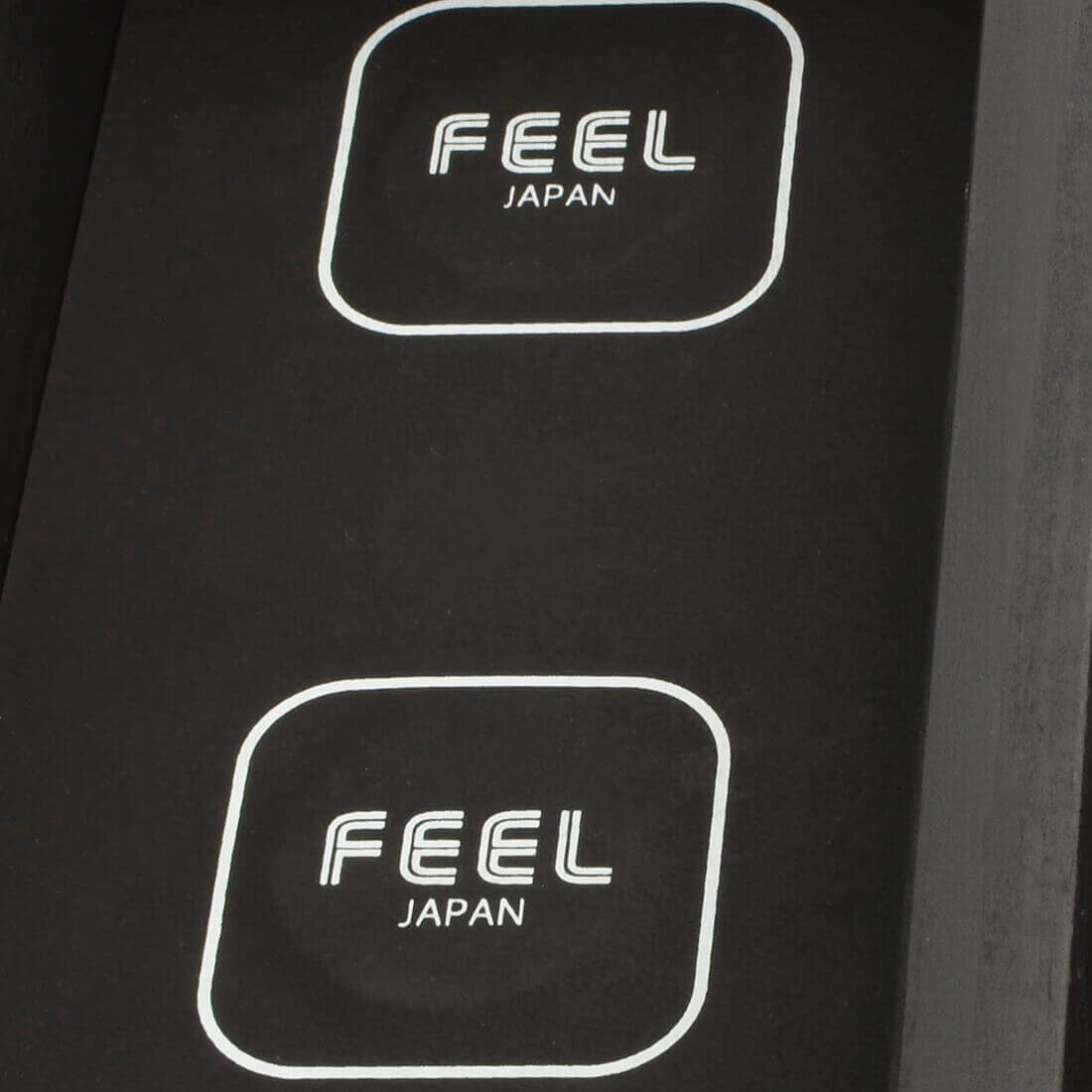 Zoom sur les emplacements tondeuses magnétiques du plateau de rangement FEEL japan