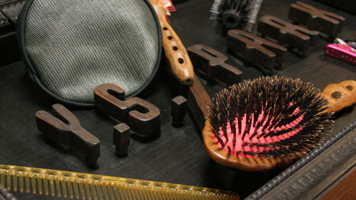 brosse et peignes yspark sur une planche de bois avec marqué yspark dessus 