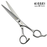 ciseaux de coiffure japonais de la marque kissei et de la référence KI-BARBER avec un manche aux anneaux décalés et spécialement créé pour les coupeurs hommes et barber