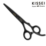 ciseaux de coiffure japonais de la marque kissei et de la référence KI-BLACK aavec un revêtement titane noir pour plaire aux coiffeurs de tout niveau. 