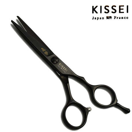 ciseaux droits de la marque kissei en noir ayant une lame fine pour tout travaux de précision pour les coiffeurs. 