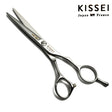 ciseaux droits de la marque kissei  ayant une lame fine pour tout travaux de précision  et de piquetage ainsi que des tours d'oreille pour les coiffeurs. 