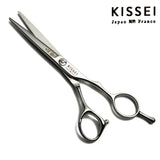ciseaux droits de la marque kissei  ayant une lame fine pour tout travaux de précision  et de piquetage ainsi que des tours d'oreille pour les coiffeurs. 