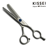 ciseaux japonais sculpteurs effileurs kissei utilisés pour désépaissir les cheveux avec un manche à anneau décalés offset