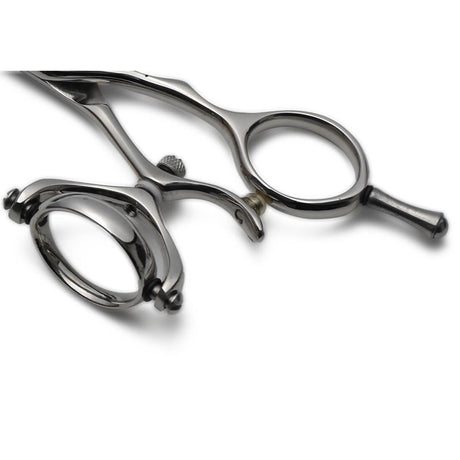 Manche des ciseaux de coiffure KISSEI avec des anneaux rotatifs pour plus d'ergonomie pour les coiffeurs souffrant de TMS