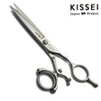 ciseaux droits à anneaux tournants ergonomiques de la marque kissei  ayant une lame fine pour tout travaux de précision  et de piquetage ainsi que des tours d'oreille pour les coiffeurs. 