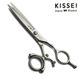 ciseaux droits à anneaux tournants ergonomiques de la marque kissei  ayant une lame fine pour tout travaux de précision  et de piquetage ainsi que des tours d'oreille pour les coiffeurs. 