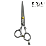 Ciseaux de coiffure japonais KISSEI Colorz en vis jauneavec une lame fine et un manche à anneaux décalés