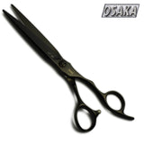 Ciseaux de coiffure OSAKA MT Noir, finition noire brillante, lame droite et manche ergonomique avec repose-doigt incurvé, conçus pour une coupe précise et un confort optimal en salon.