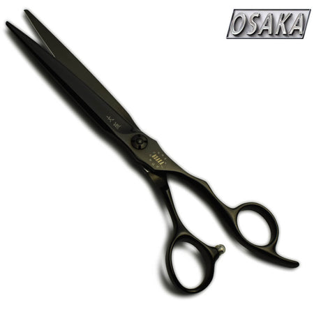 Ciseaux de coiffure OSAKA MT Noir, finition noire brillante, lame droite et manche ergonomique avec repose-doigt incurvé, conçus pour une coupe précise et un confort optimal en salon.