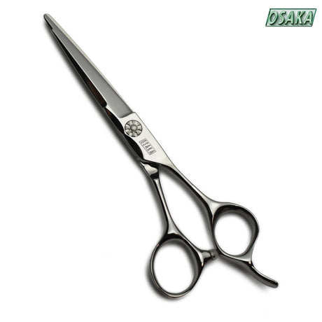 ciseaux osaka od en 6.5 pouces possèdant une lame en forme d'épée, dessinée pour une plus grande puissance de coupe. Ainsi qu'un manche ergonomique avec un anneau du pouce recourbé. Idéal en piquetage et en peigne ciseaux coupe homme. 