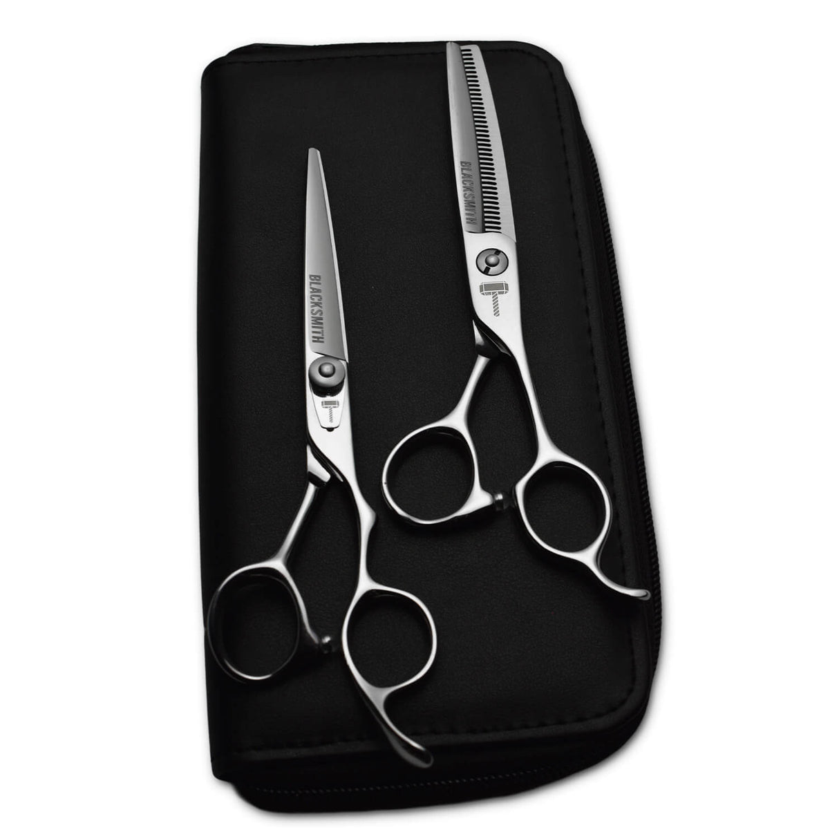 kit de 2 paires de ciseaux Blacksmith posé sur une trousse de rangement