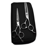 kit de 2 paires de ciseaux Blacksmith posé sur une trousse de rangement