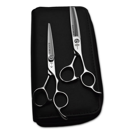 kit de 2 paires de ciseaux Blacksmith posé sur une trousse de rangement