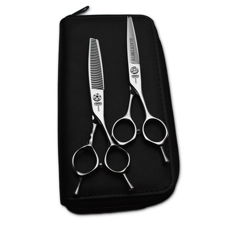 kit de 2 paires de ciseaux Blacksmith posé sur une trousse de rangement