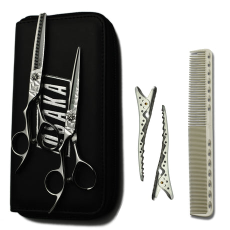 kit de ciseaux osaka gauchers geode, comportant les 2 paires de ciseaux, les pinces sépares mèche yspark shark ainsi que le peigne yspark 339