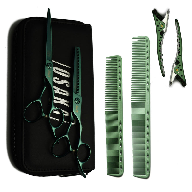 pack de ciseaux osaka composé des ciseaux OSAKA Suiren en version droite et effileurs. Les peignes yspark 339 et 335 vert ainsi que des sépares mèches vertes YSPARK SHARK complètent le pack 