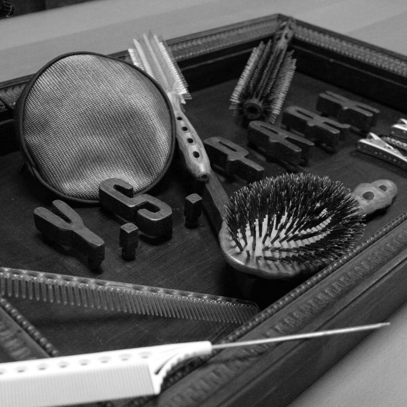 ensemble d'accessoires de coiffure professionnels avec en fonds la marque yspark gravé sur du bois. 