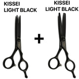 Ensemble de ciseaux de coiffure japonais noirs  Kissei Light Black comprenant une paire droite de coupe et une paire de ciseaux sculpteurs professionnels, pour un travail complet de la matière et de la texture.