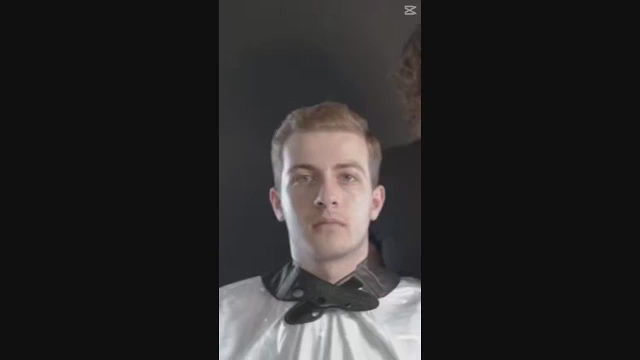 Vidéo de démonstration d’une coloration en salon, illustrant la technique d’application et le résultat professionnel.
