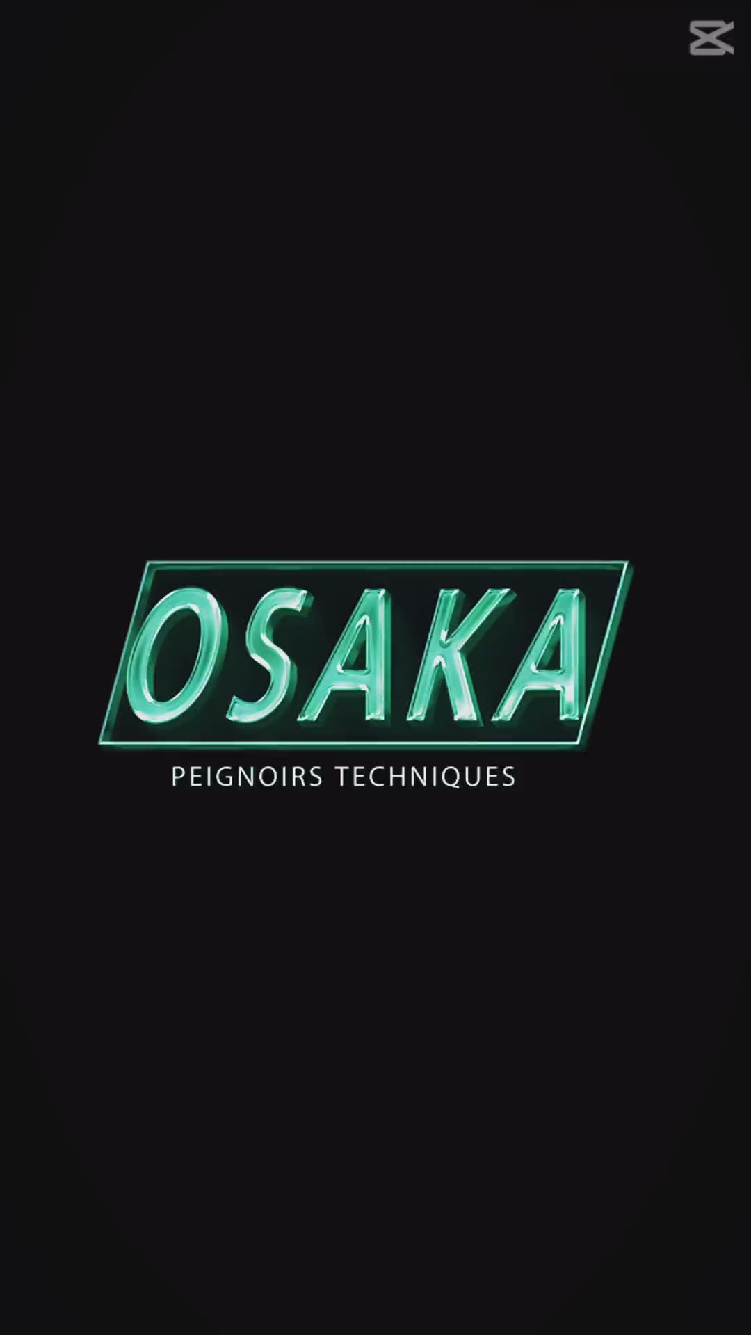 Vidéo de démonstration de peignoirs techniques Osaka, fabriqués au Japon, avec tissu imperméable et antitache pour une protection optimale en salon.