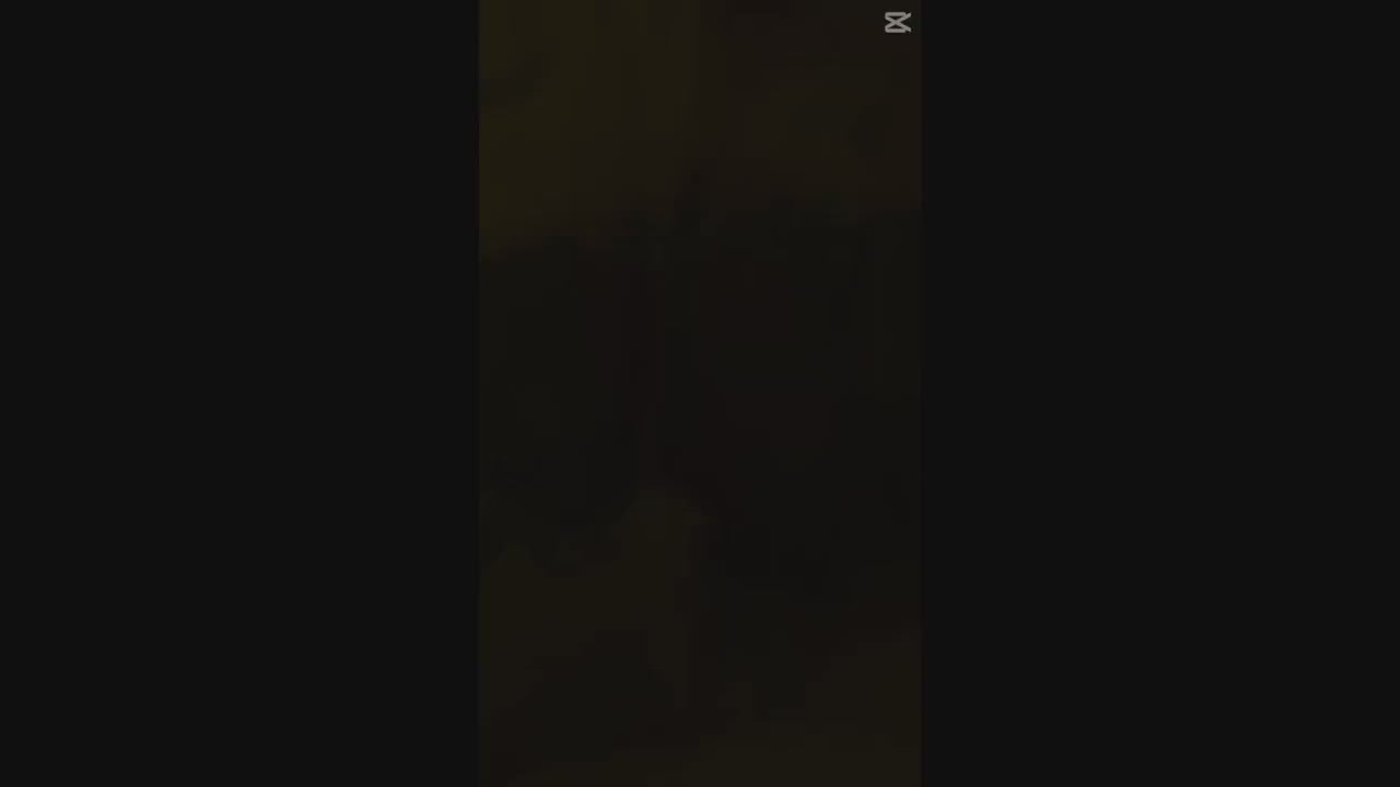 Vidéo de coupe en direct avec des ciseaux de coiffure KISSEI, illustrant la finesse et le contrôle du geste.