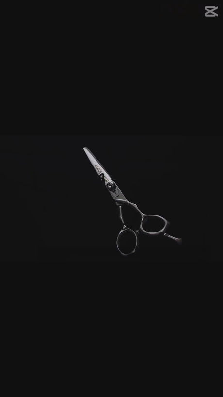 Vidéo de présentation des ciseaux de coiffure Blacksmith, une paire accessible et pratique pour les coiffeurs débutants et confirmés.